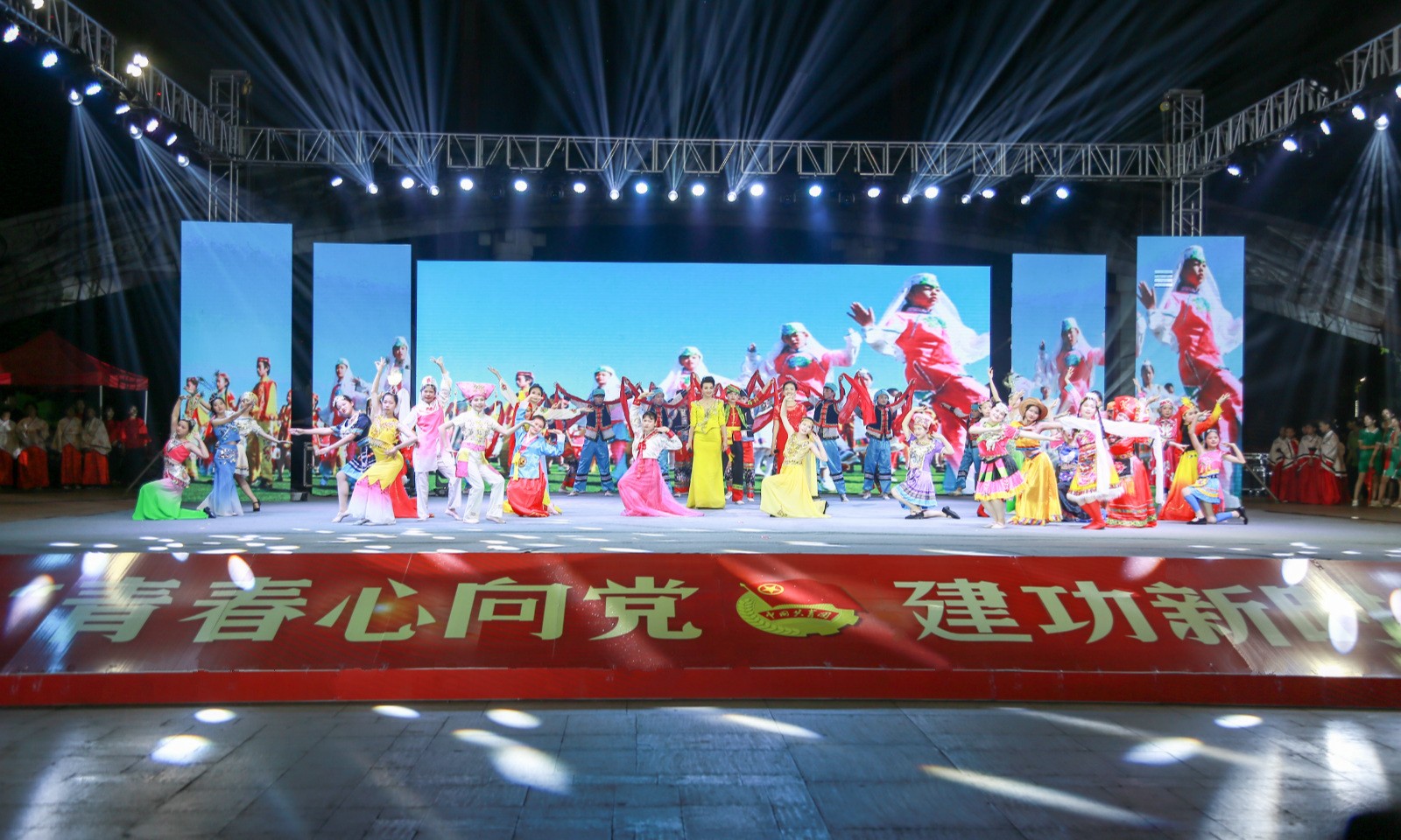 JNTY.COM江南体育（中国）科技公司参与2019年纪念五四运动100周年主题颁奖晚会表演